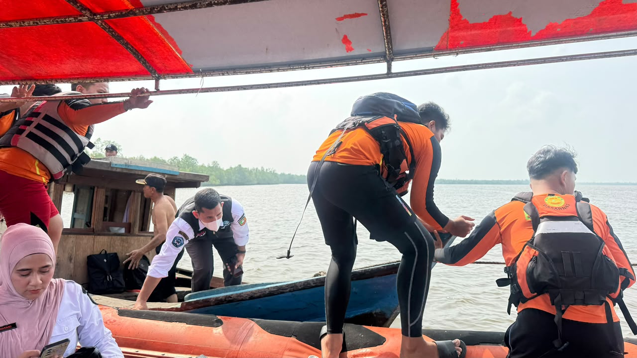 Mesin Kapal Mati di Tengah Perjalanan, Enam Penumpang Dievakuasi Tim SAR di Meranti