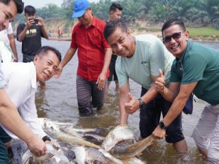 Mancokau Ikan di Lubuk Larangan, Bupati Kampar Apresiasi Warga Jaga Kelestarian Alam