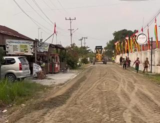 Belasan Tahun Tak Diperbaiki, Jalan Pesisir Rumbai Kini Diaspal Pemko Pekanbaru