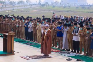 Di Tengah Kabut Asap, Sekdako Pekanbaru Salat Istisqa Bersama Ratusan Pegawai
