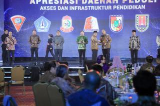Wali Kota Pekanbaru Agung Nugroho Raih Penghargaan Peduli Akses dan Infrastruktur Pendidikan