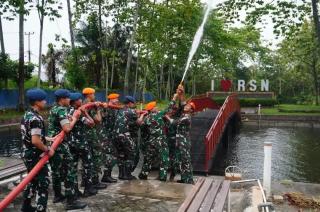 Personel Gabungan TNI Dilatih Operasikan Peralatan Pemadam Karhutla di Riau