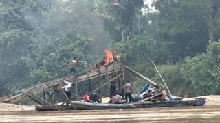 29 Rakit PETI Dimusnahkan, Polisi Tertibkan Tambang Emas Ilegal di Sungai Batang Kuantan