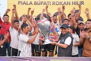 Bupati Bistaman Saksikan Final Bupati Cup I Rohil, Sebaya FC Keluar Sebagai Juara