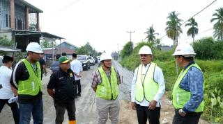 Bupati Herman Tinjau Jalan Suhada II, Pengerjaan Dikebut hingga Fungsional