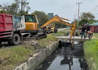 Banjir di Dumai Ditangani, Pemko Kerahkan Excavator dan Dump Truck Normalisasi Drainase