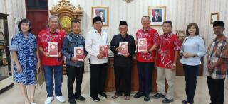 PSMTI Serahkan Alquran Berornamen Tionghoa ke LAMR, Simbol Persaudaraan di Riau