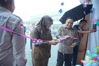 Baju Dinas Basah Kuyup Diguyur Hujan, Bupati Afni Tetap Buka Gema Pros Siak