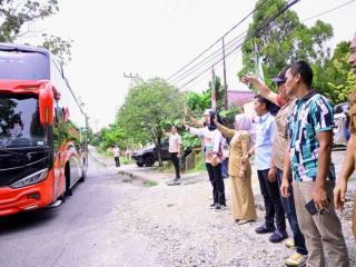 Lepas Kontingen PORSENIJAR PGRI Kampar, Misharti Tekankan Sportivitas dan Kekompakan