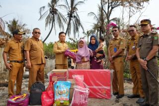 Rumah Ludes Terbakar, Bupati Meranti Serahkan Bantuan dan Janjikan Rumah Baru