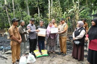Rumah Warga Deluk Terbakar, Wabup Bengkalis Salurkan Bantuan