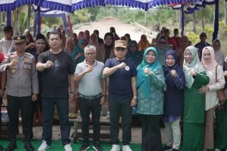 Bupati Asmar Buka Festival Lari di Atas Tual Sagu, Tradisi Unik Meranti Didorong Jadi Potensi Budaya