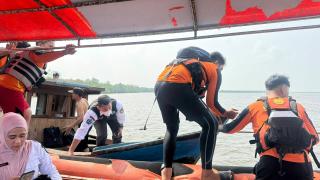 Mesin Kapal Mati di Tengah Perjalanan, Enam Penumpang Dievakuasi Tim SAR di Meranti