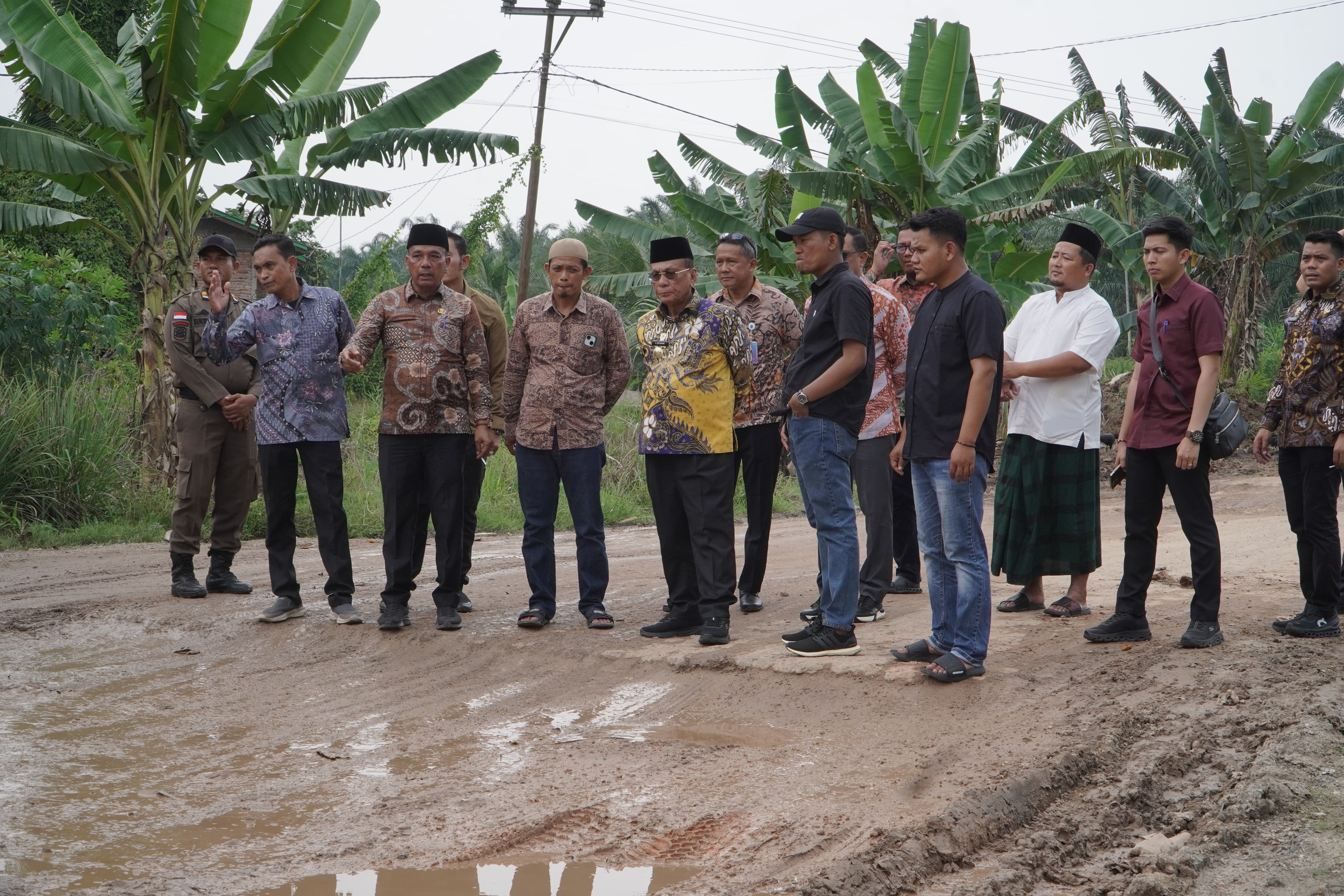 Bupati Rohil Turun Langsung, Jalan Rusak 500 Meter di Sei Menasib Segera Diperbaiki