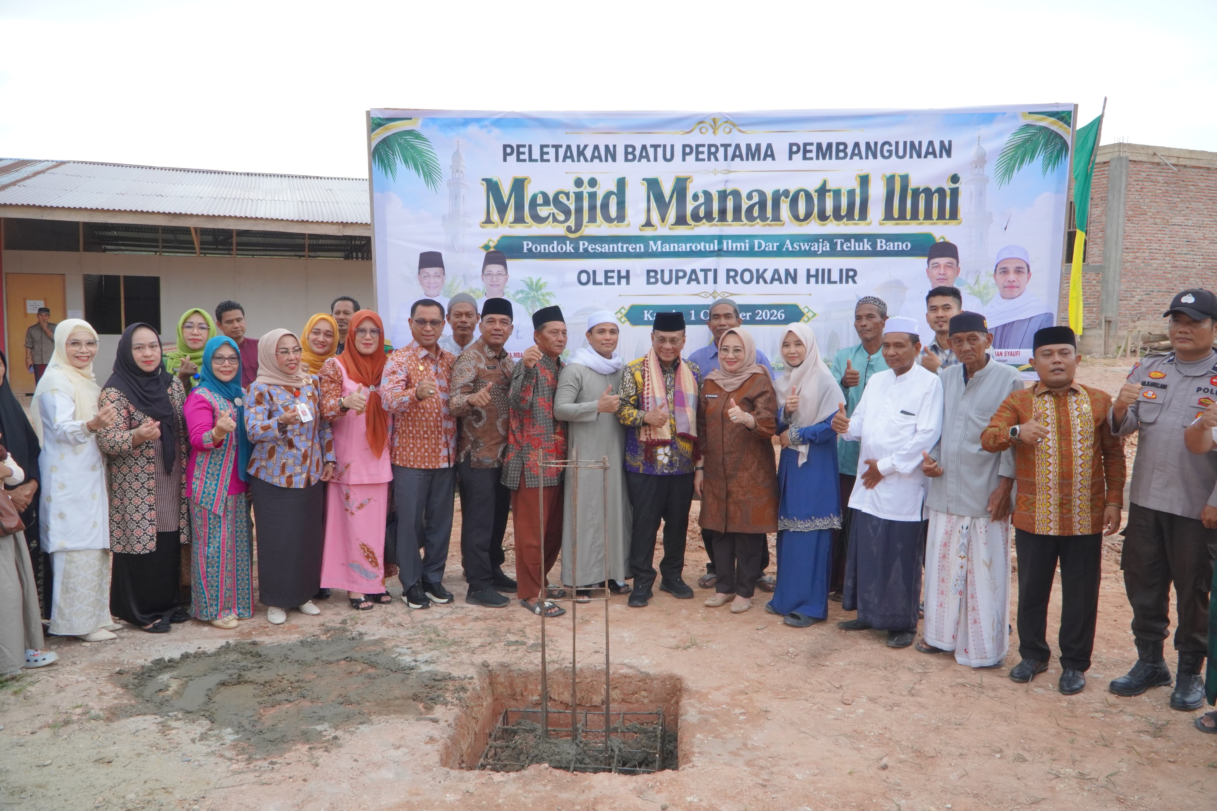 Bupati Rohil Letakkan Batu Pertama Masjid Manarotul Ilmi, Diharapkan Jadi Pusat Keilmuan Santri