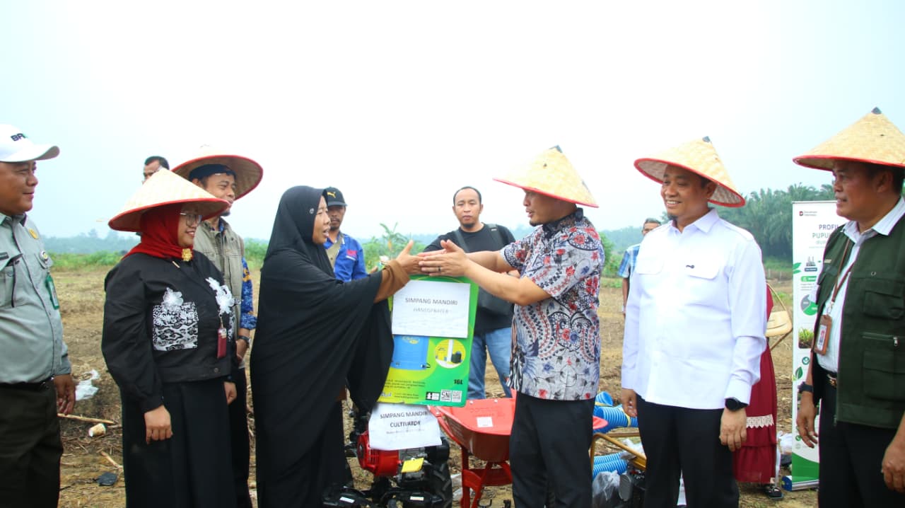 Pemko Pekanbaru Salurkan Alsintan ke 13 Kelompok Tani, Dorong Lahan Pemko Jadi Sentra Produktif