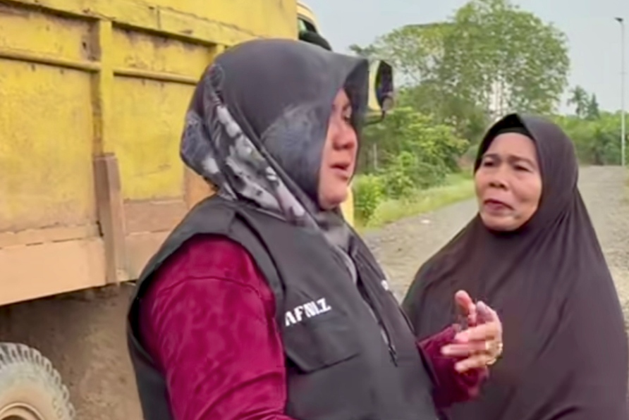 Tangis Bupati Siak Pecah Lihat Kondisi Guru di Pelosok, 