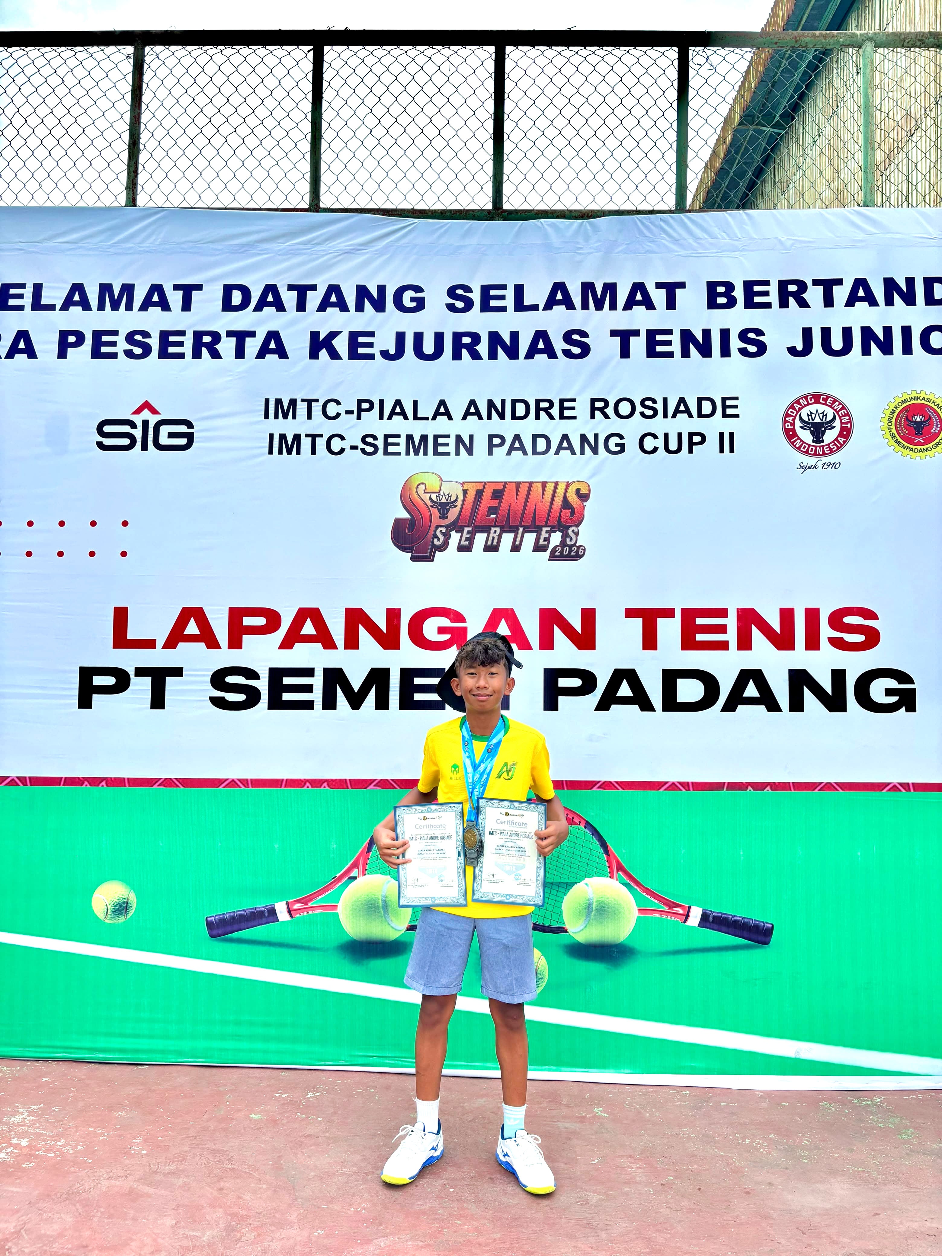 Siswa SMPN 2 Siak Borong 4 Emas Kejurnas Tenis Junior, Kalahkan Atlet Timnas