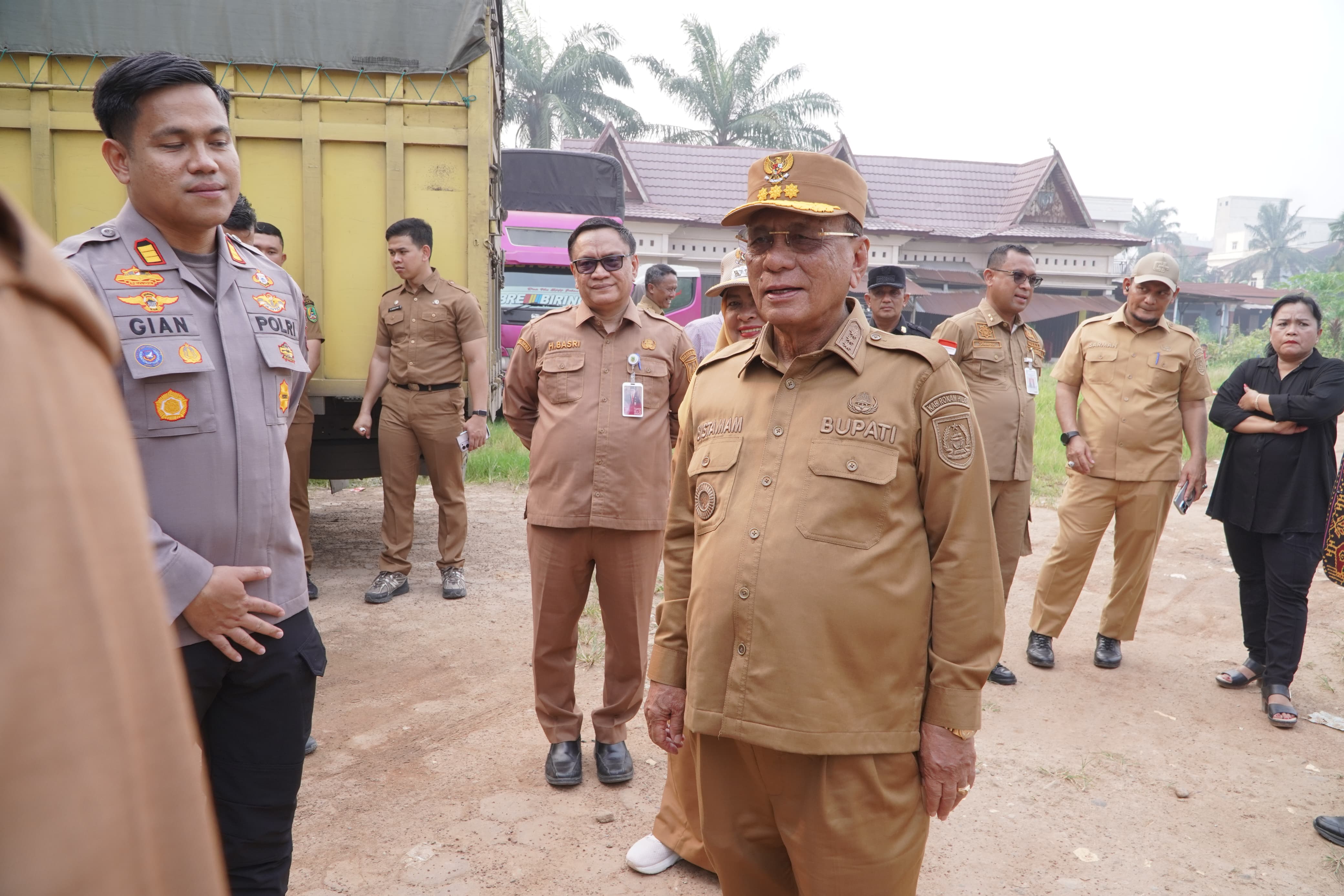 Tinjau Jembatan Pasar Baru, Bupati Bistamam Janji Tindaklanjuti Aspirasi Warga