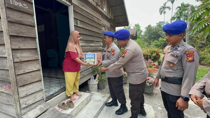 Program JALUR, Polres Siak Sambangi Warga Pesisir Suak Merambai Bawa Sembako dan Bibit Pohon