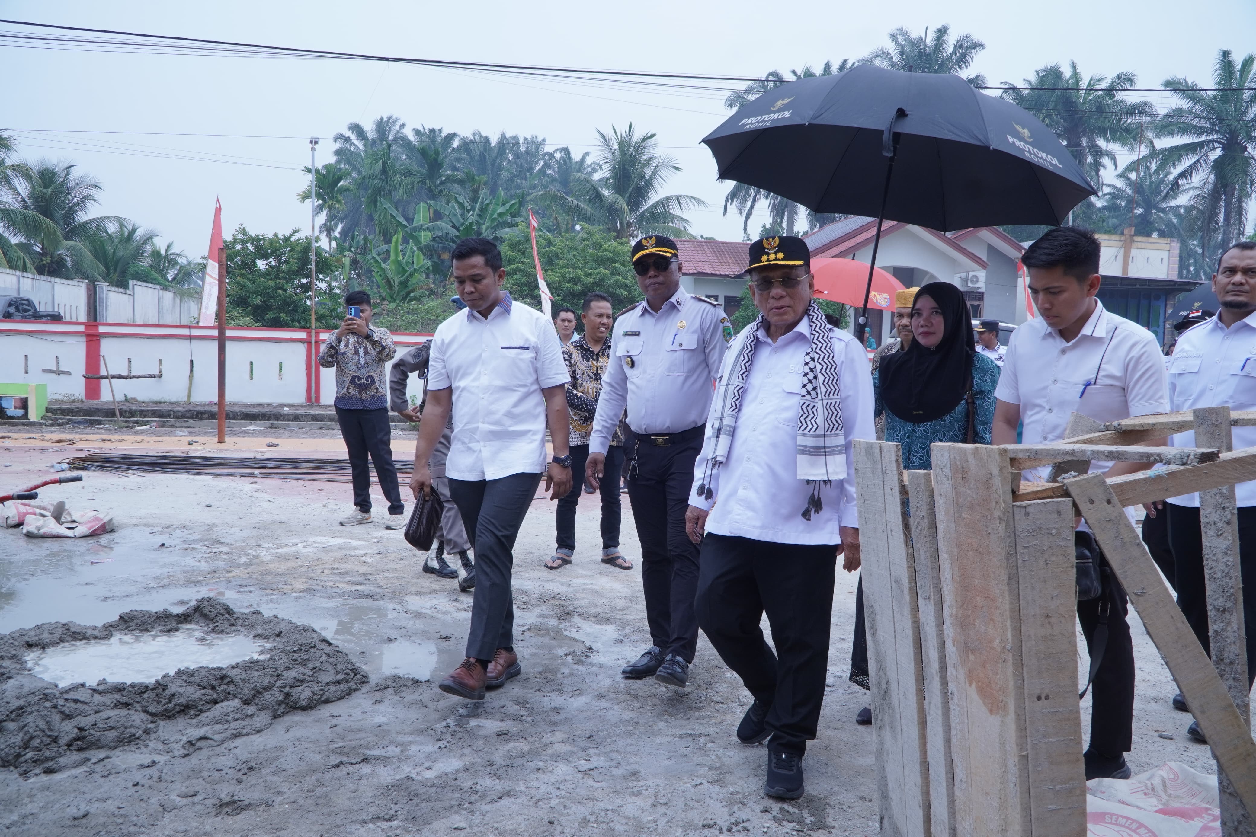 Tinjau Kantor Kepenghuluan, Bupati Rohil Apresiasi Warga Harapan Makmur Selatan Kembangkan UMKM