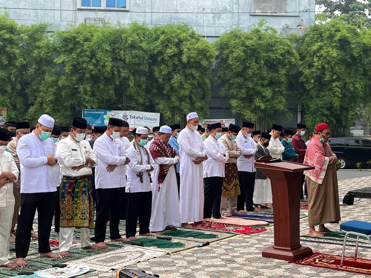 Asap Makin Pekat, Markarius Anwar Salat Istisqa Bersama Warga Pekanbaru