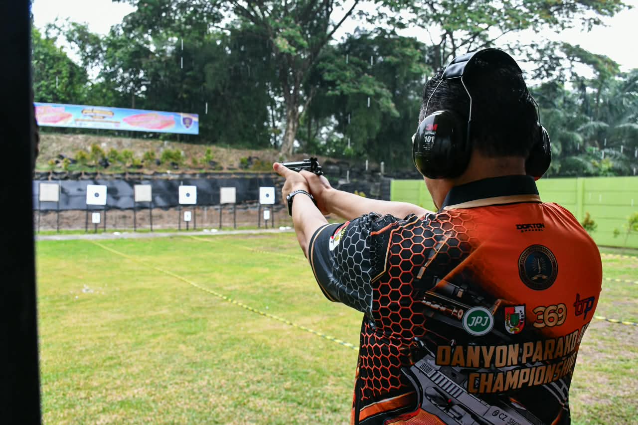 Pertama Kali Pegang Pistol, Wawako Pekanbaru Markarius Anwar Jajal Lapangan Tembak Pasgat