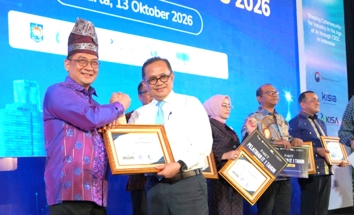 Sekdaprov Riau Syahrial Abdi Terima Penghargaan Kepemimpinan Digital Terbaik 2026