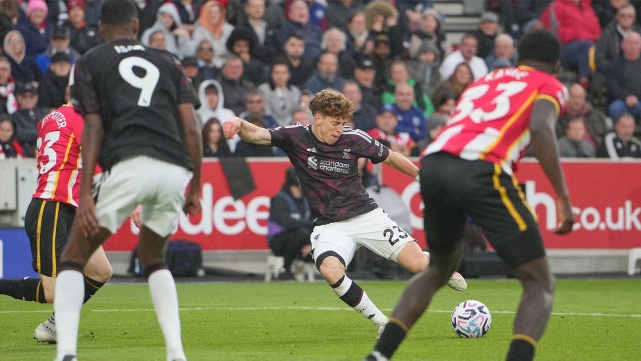 Liverpool Comeback Dramatis, Brentford Kehilangan Dua Pemain dan Tumbang 1-2