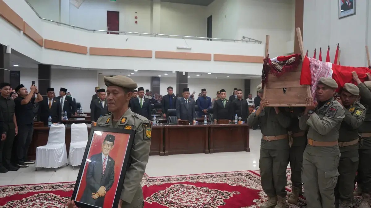 Wabup Yuliantini Antar Jenazah H Andi Rusli ke Keritang, DPRD Inhil Gelar Paripurna Pelepasan