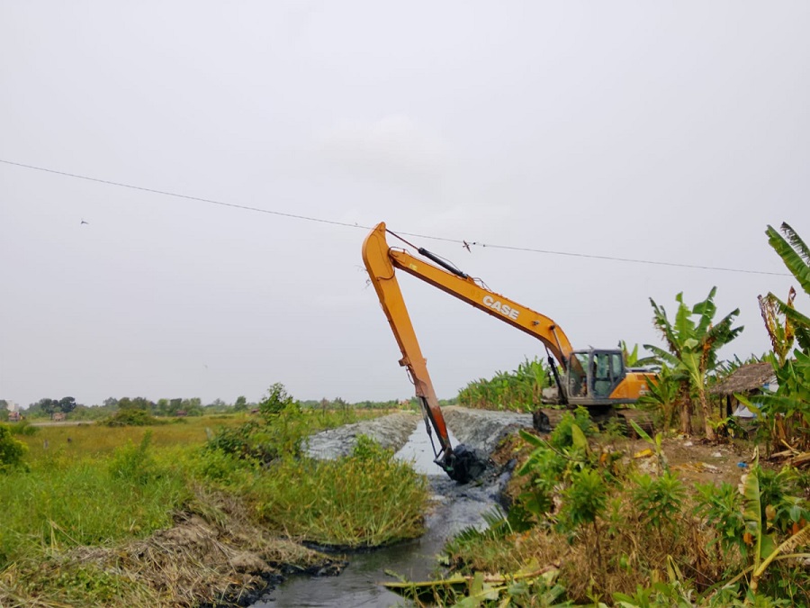 Genangan Bagansiapiapi Mulai Surut, PUPR Rohil Kerahkan Dua Excavator Normalisasi Drainase