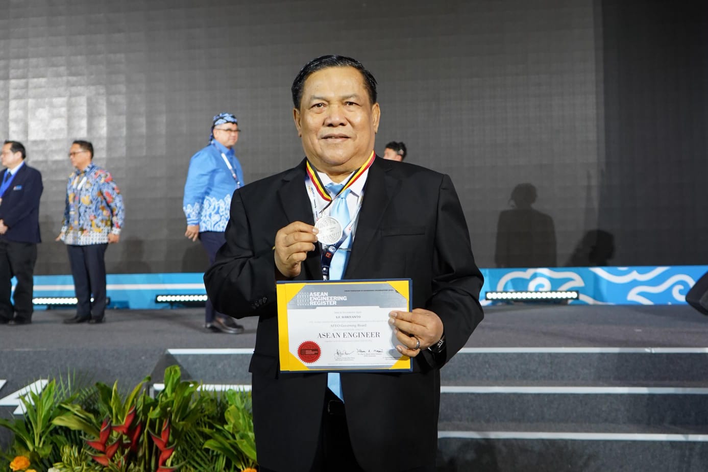 SF Hariyanto Raih Gelar ASEAN Engineer, Jadi Gubernur Pertama di Indonesia