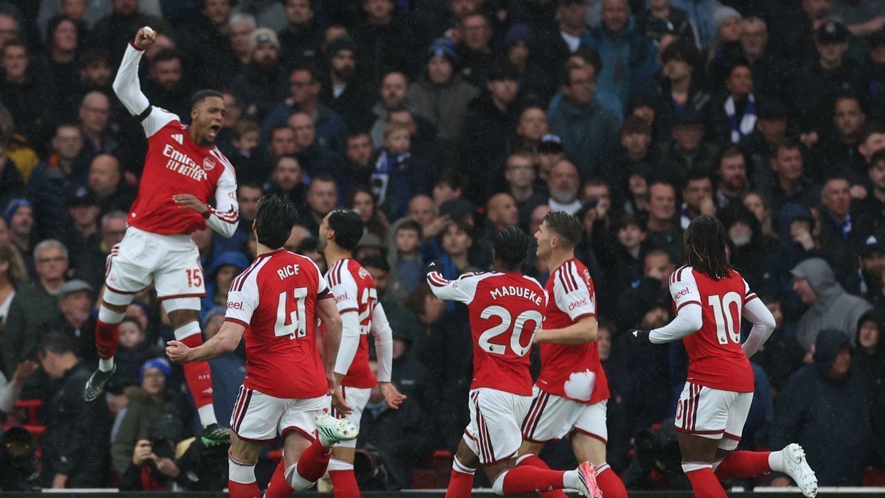 Dua Bek Tengah Jadi Pahlawan, Arsenal Tundukkan Everton 2-0 dan Tempel Man City