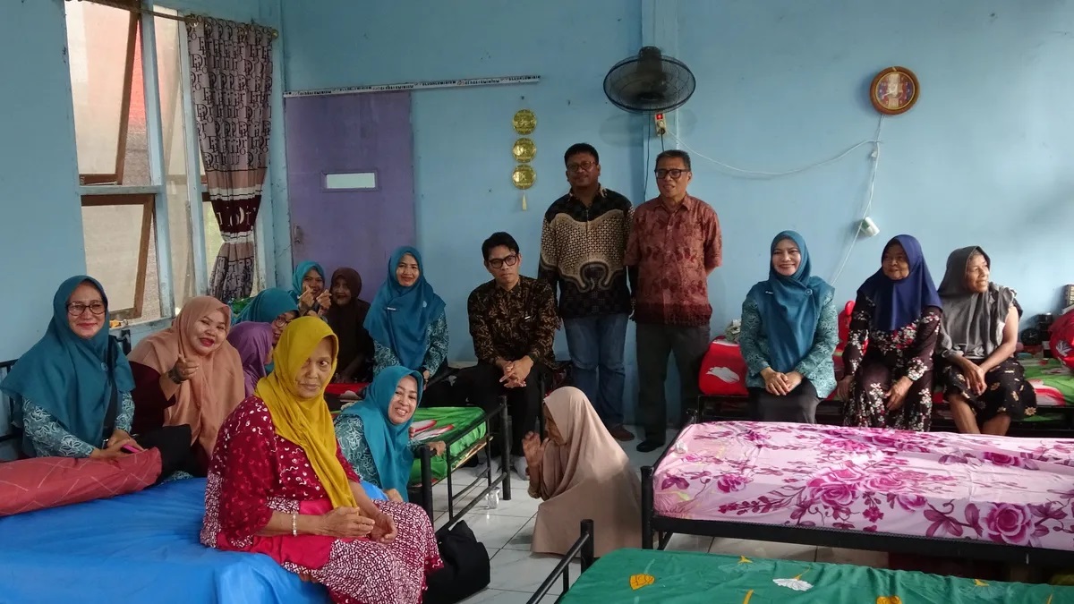 1.800 Karyawan PT RSUP Pulau Burung Gotong Royong Bantu Panti Lansia di Inhil