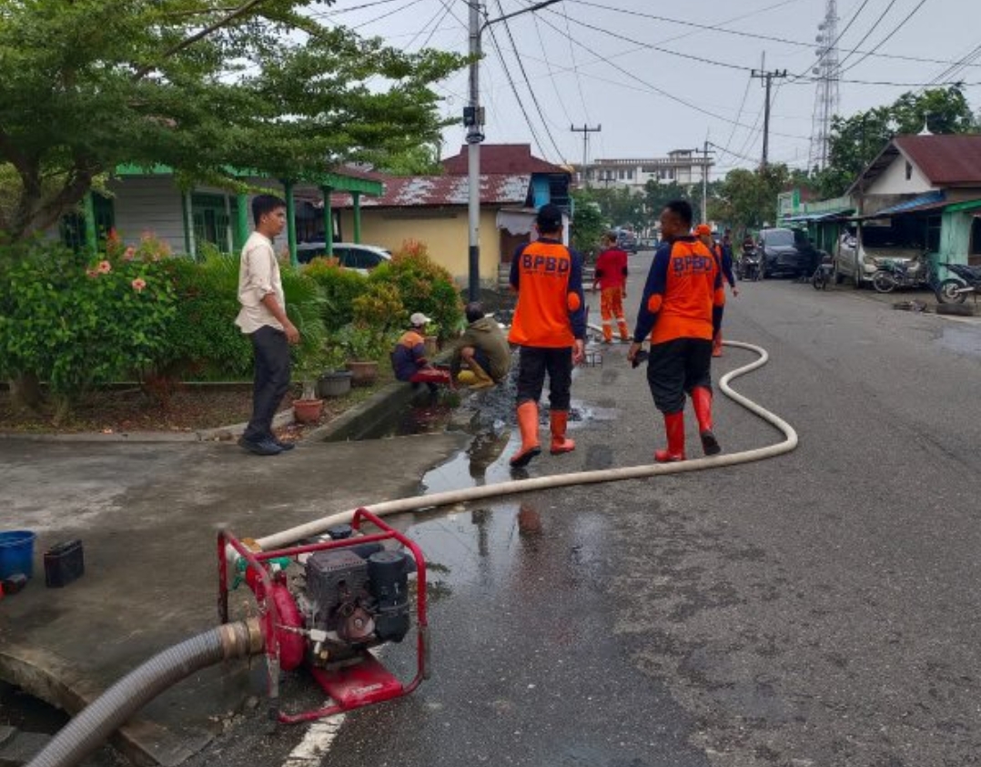 Atasi Ancaman Banjir, BPBD Rohil Bersihkan Drainase Tersumbat di Jalan Selamat