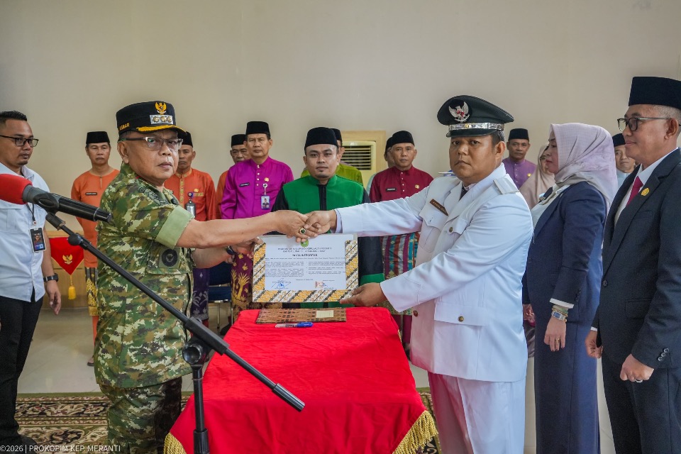 Lantik 29 Pejabat, Bupati Asmar Tekankan Integritas dan Target Kinerja Pemkab Meranti