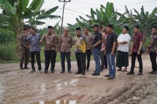 Bupati Rohil Turun Langsung, Jalan Rusak 500 Meter di Sei Menasib Segera Diperbaiki