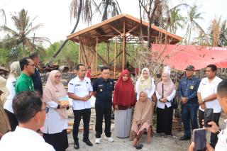 Rumah Guru di Meranti Terbakar, Bupati Asmar Serahkan Santunan Rp61,5 Juta