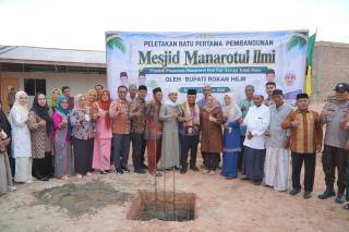 Bupati Rohil Letakkan Batu Pertama Masjid Manarotul Ilmi, Diharapkan Jadi Pusat Keilmuan Santri