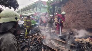 Damkar Pekanbaru Cuma Butuh 7 Menit Tangani Kebakaran Warung di Tenayan Raya
