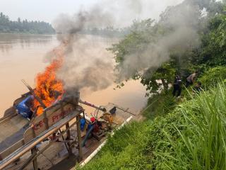 Rakit PETI Bertuliskan “CEO Perintis” Dibakar Polisi di Sungai Kuantan
