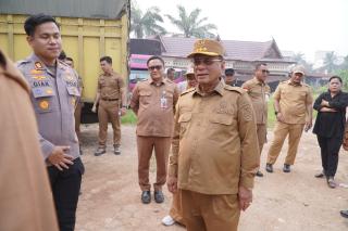 Tinjau Jembatan Pasar Baru, Bupati Bistamam Janji Tindaklanjuti Aspirasi Warga