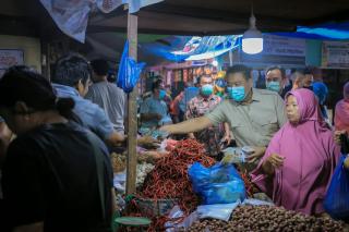 Kualitas Udara Sangat Tidak Sehat, Wawako Pekanbaru Bagikan 2.000 Masker di Pasar Cik Puan