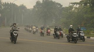 Menembus Kabut Asap, Panduan #Cari_Aman Naik Motor Saat Jarak Pandang Terbatas