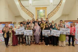 Perkuat Usaha Olahan Ikan, Lima Poklahsar di Bengkalis Terima Bantuan Chest Freezer