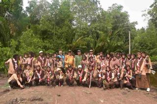 Tanam Mangrove dan Bersihkan Sampah, Pramuka Bengkalis Bergerak Jaga Ekosistem Pesisir