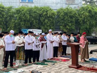 Asap Makin Pekat, Markarius Anwar Salat Istisqa Bersama Warga Pekanbaru