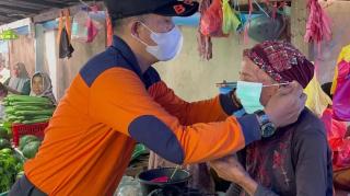 Kualitas Udara Berbahaya, BPBD Inhil Bagikan 4.200 Masker kepada Warga Tembilahan