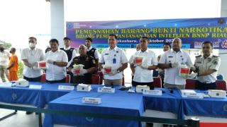 BNNP Riau Musnahkan 4,9 Kg Sabu Senilai Rp7,37 Miliar, Jaringan Lintas Provinsi Dibongkar