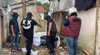 Polda Riau Ratakan Gubuk Transaksi Narkoba di Kampung Panger, Dua Pria Positif Sabu